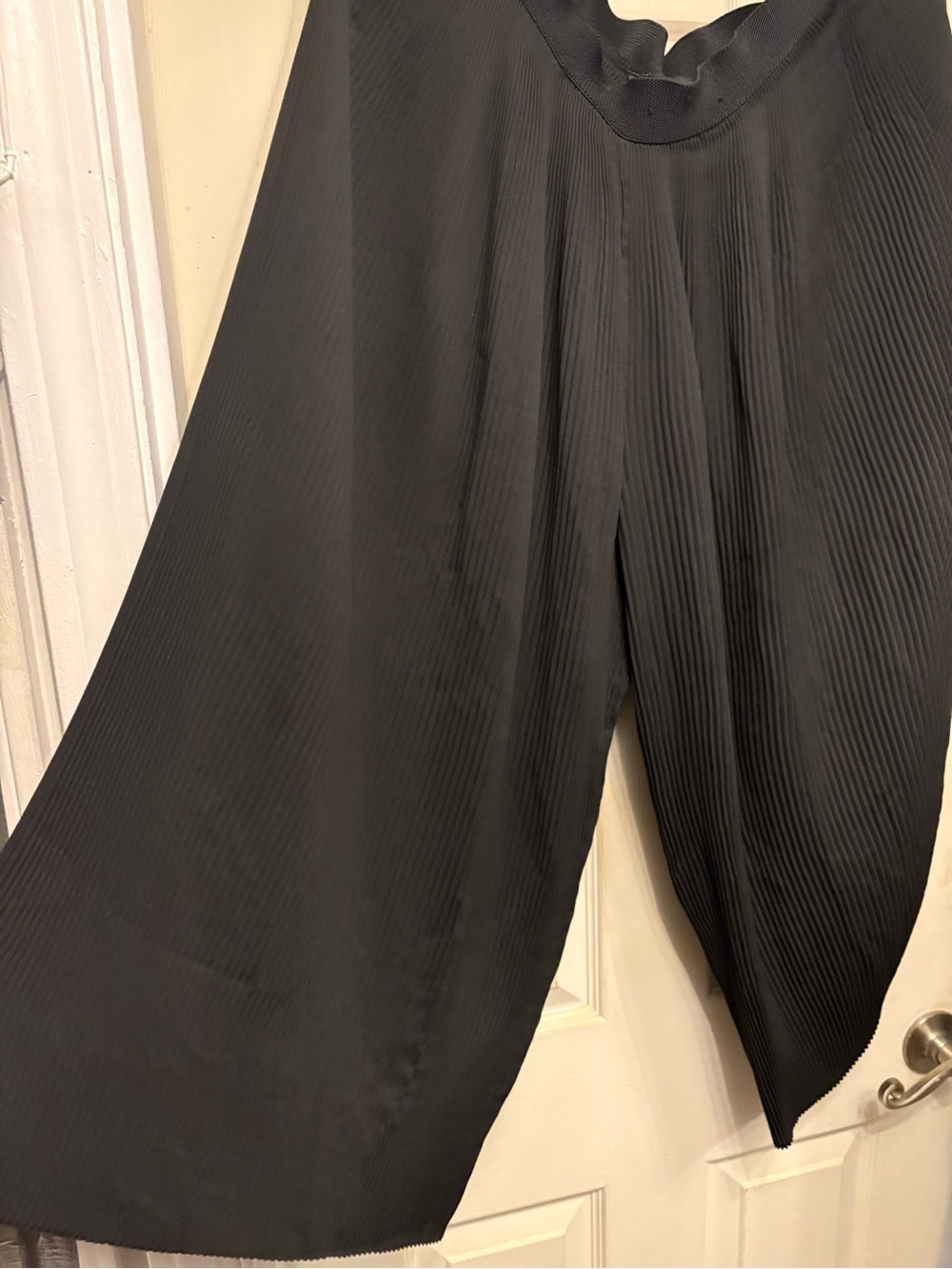 Pleated cropped wide leg.
Easy care